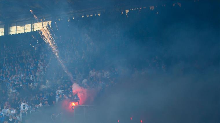 Fans von Hansa Rostock beim letzten Zweitliga-Spiel gegen den SC Paderborn im Mai.