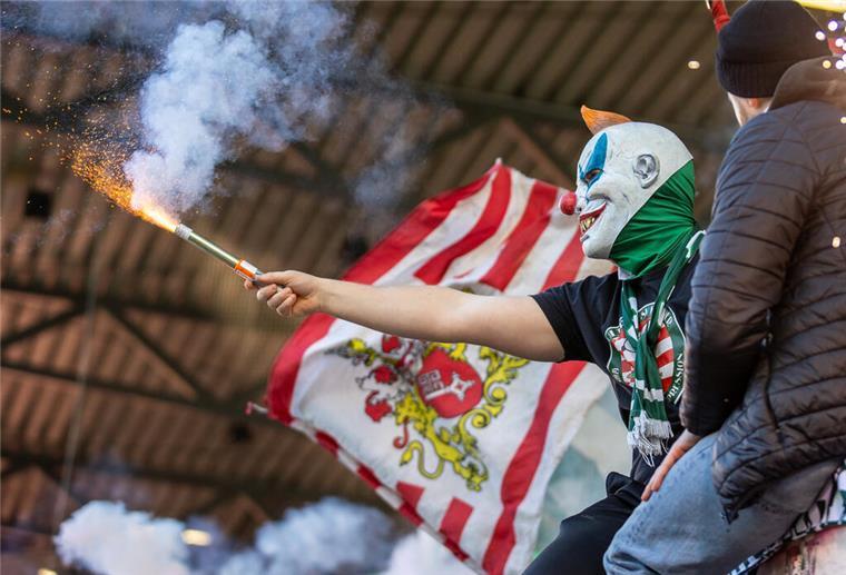 Fans von Werder Bremen zünden Bengalisches Feuer. 