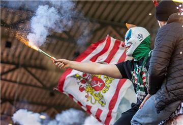 Fans von Werder Bremen zünden Bengalisches Feuer. 