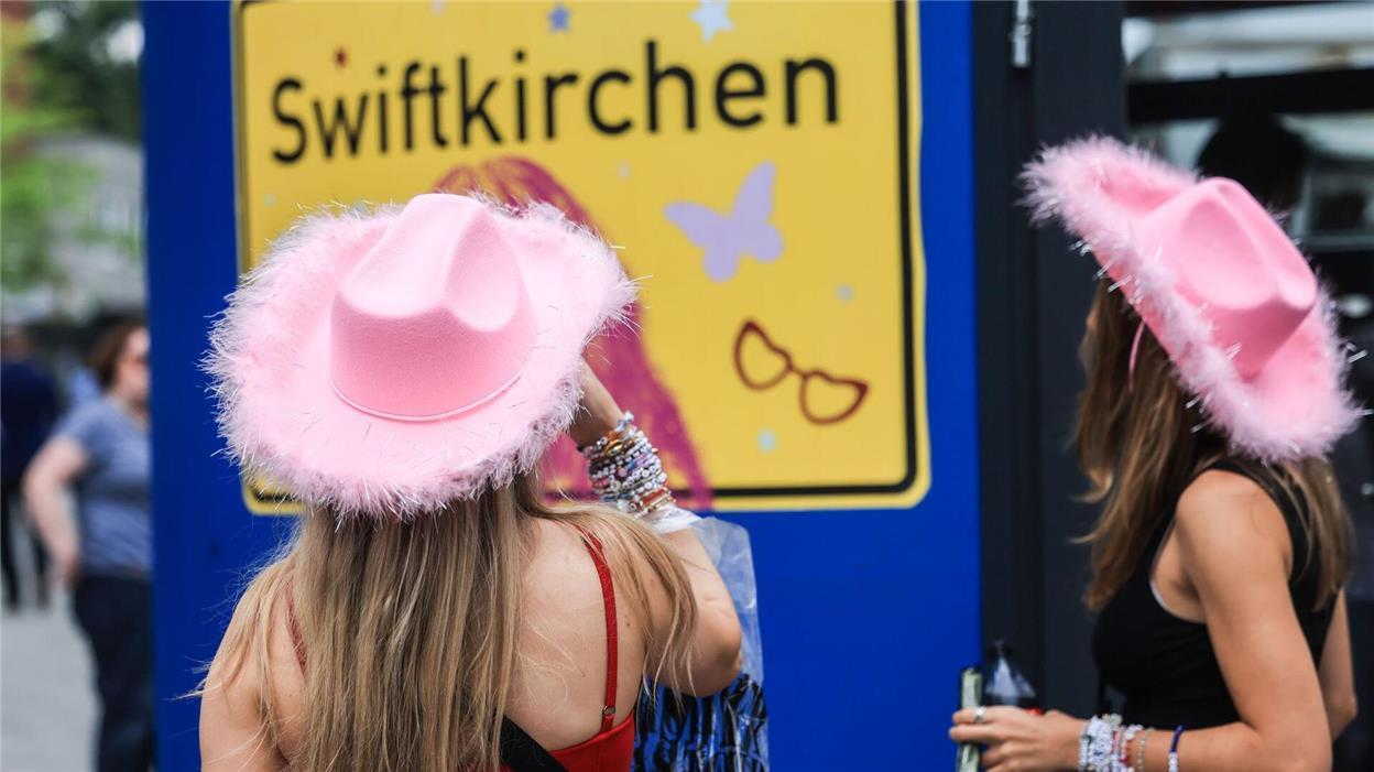 Warum Fans Bindungen zu Stars entwickeln Fans vor dem ersten Konzert von Taylor Swift in Gelsenkirchen (Archivbild).