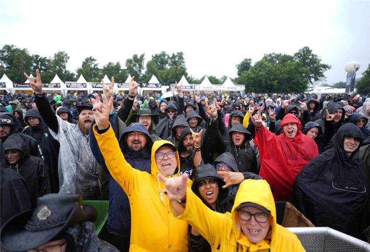 Fans vor der Eröffnung des „Infields“.
