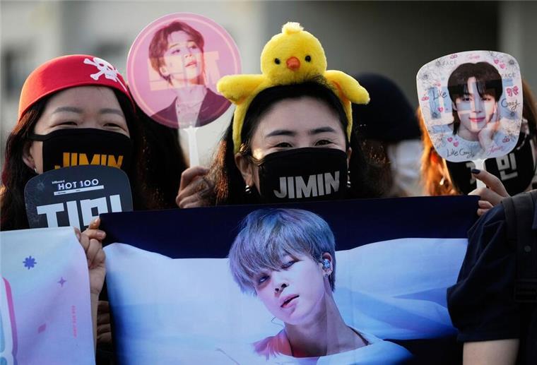 Fans warten auf die Ankunft der Mitglieder der K-Pop-Band BTS, Jimin und Jung Kook.