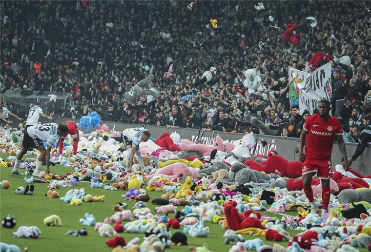 Fans werfen Plüschtiere bei Istanbul-Spiel aufs Fußballfeld Süper Lig, Türkei, 14. Spieltag, Besiktas Istanbul - Antalyaspor. Fans werfen während des Fußballspiels aus Solidarität mit den Erdbebenopfern Kinderspielzeuge auf den Rasen.