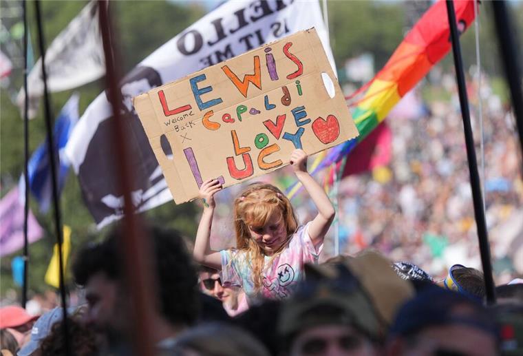 Lewis Capaldi feiert Comeback beim Glastonbury Fans zeigen Lewis Capaldi ihre Unterstützung.
