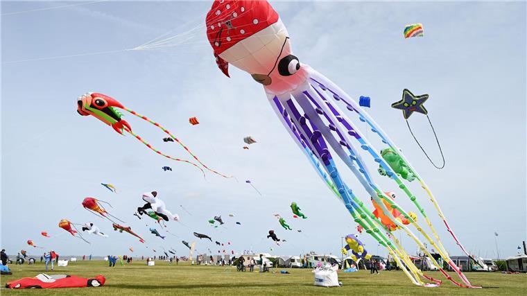 Bunte Drachen schweben am Himmel über Norddeich Farbspektakel am Himmel: Zum Drachenfest am Meer wurden mehr als 100 professionelle Drachensportler erwartet.