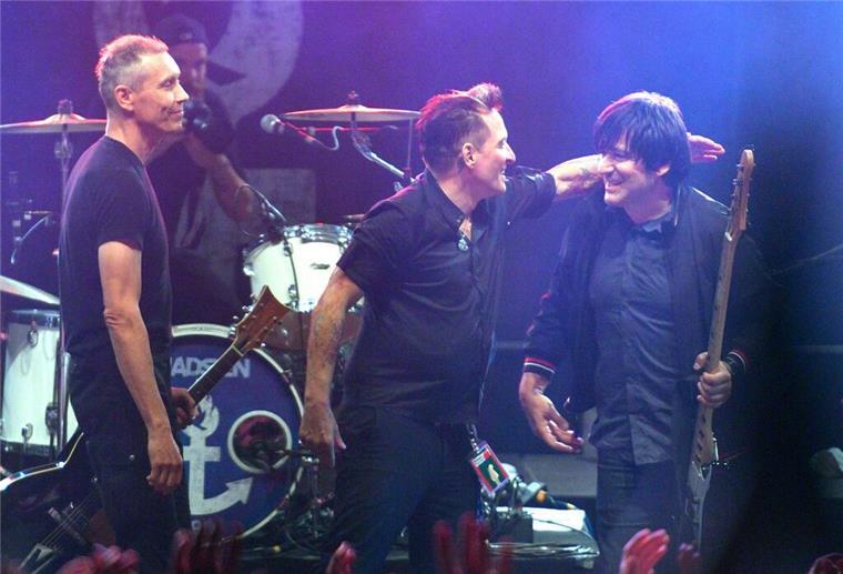 Farin Urlaub (l-r), Bela B. und Rodrigo Gonzalez von der Band Die Ärzte stehen auf der Bühne. Sie sprechen im Interview mit der dpa über Politik und die Musikbranche.