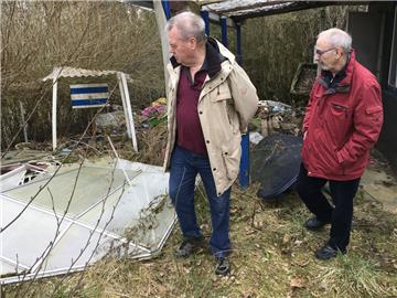 Fassungslos vor den Ruinen: Gerd Mindermnn (links) und Volker Pfeufer vom Kleingartenverein Ackmann/Reuterhamm haben es mit rund 60 seit Jahren verwüsteten Parzellen zu tun, deren Pächter abgehauen oder verstorben sind, keine Miete gezahlt und einfach ihr Gerümpel stehen gelassen haben.