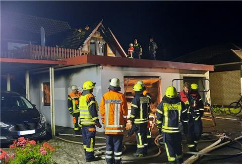 Fast 100 Feuerwehrleute waren in der Nacht in Bothel im Kreis Rotenburg im Einsatz. 