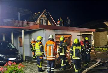 Fast 100 Feuerwehrleute waren in der Nacht in Bothel im Kreis Rotenburg im Einsatz. 