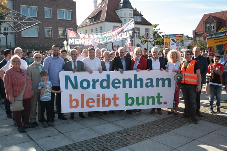 Fast 1000 Demonstranten zählten die Veranstalter der Aktion "Nordenham bleibt bunt". 