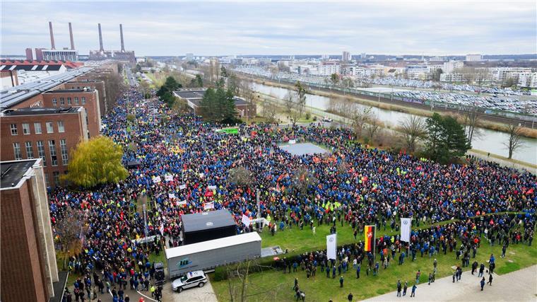 Fast 100.000 Teilnehmer zählte die IG Metall an den Warnstreiks bei Volkswagen.