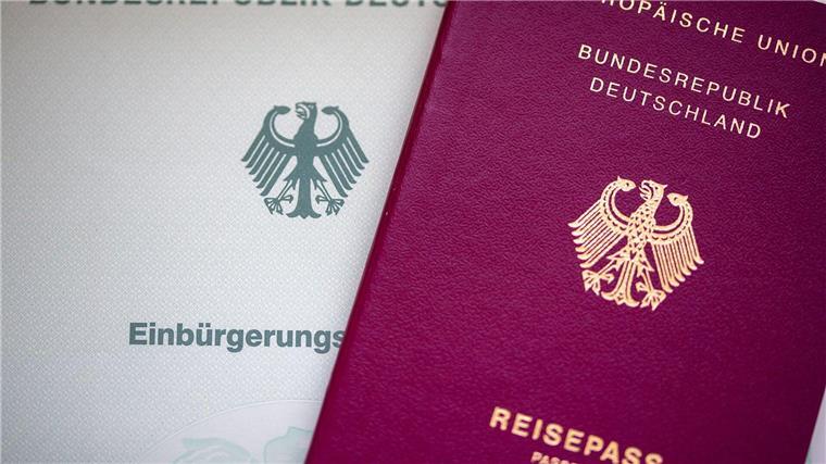 Fast 17.000 Menschen sind 2023 in Niedersachsen eingebürgert worden. (Archivbild)