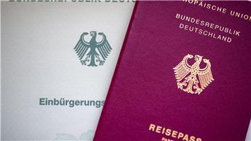 Fast 17.000 Menschen sind 2023 in Niedersachsen eingebürgert worden. (Archivbild)