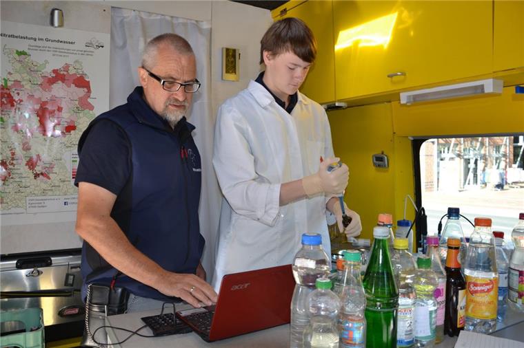 Zeven: Verein für Gewässerschutz nimmt Brunnenwasser unter die Lupe Fast 80 Wasserproben wurden bei Harald Gülzow (links), Experte zum Thema Brunnenwasser beim Verein VSR-Gewässerschutz, und Milan Toups, Bundesfreiwilligendienstleistender, in Zeven abgegeben. Sie untersuchten den Nitrat-, Säure- und Salzgehalt.