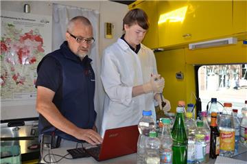 Fast 80 Wasserproben wurden bei Harald Gülzow (links), Experte zum Thema Brunnenwasser beim Verein VSR-Gewässerschutz, und Milan Toups, Bundesfreiwilligendienstleistender, in Zeven abgegeben. Sie untersuchten den Nitrat-, Säure- und Salzgehalt.