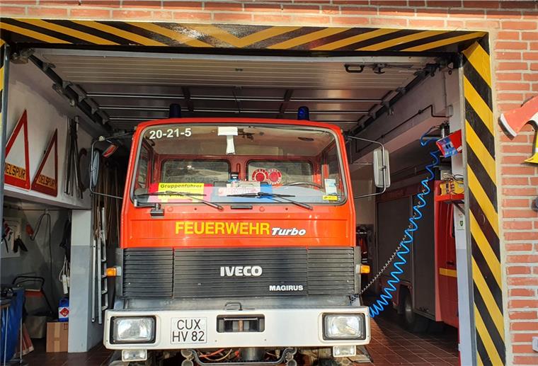 Ein Löschfahrzeug steht in der Fahrzeughalle des Feuerwehrhauses Midlum