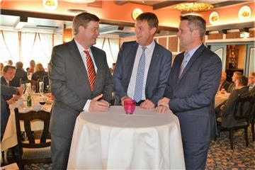 Fast genau vor einem Jahr gab es noch ein entspanntes Gespräch beim Pfingsttreffen der Kreis-Christdemokraten. Enak Ferlemann (von links), Kai-Uwe Bielefeld und Frank Berghorn diskutieren aktuelle Themen. Doch schon damals gärte es im Verhältnis der drei.
