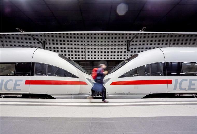 Fast jeder dritte Fernverkehrsreisende bei der Bahn hat 2022 sein Ziel mit mindestens 15 Minuten Verspätung erreicht.