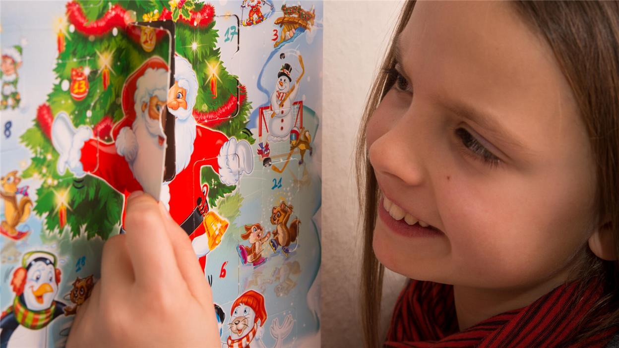 Mädchen öffnet Adventskalender