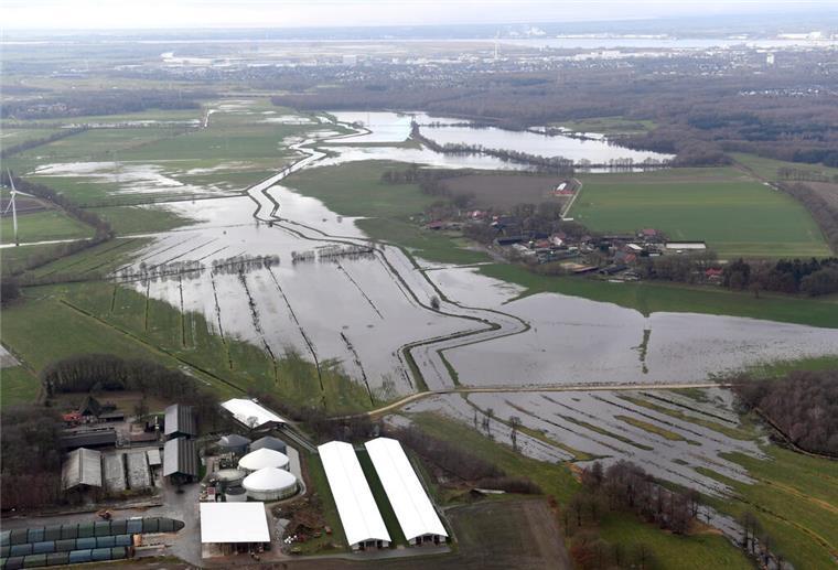 Schauen, wie hoch das Wasser steht? Diese Strafen drohen Hochwassertouristen Fast schon gewohntes Bild: Auf vielen Flächen im Bremer Umland steht das Wasser.