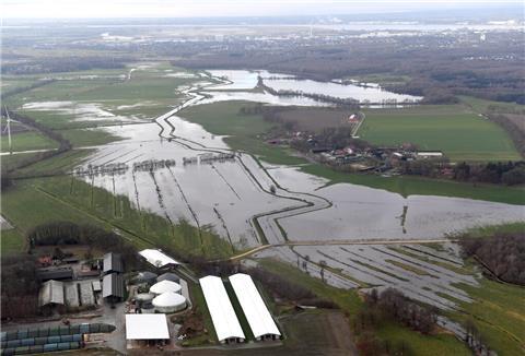Fast schon gewohntes Bild: Auf vielen Flächen im Bremer Umland steht das Wasser.