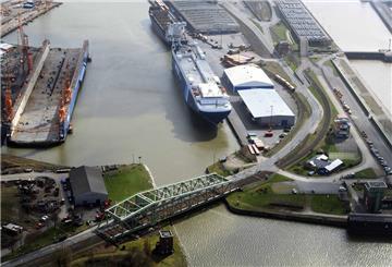 Fast vier Jahre ist es her, seitdem die alte Drehbrücke abgerissen wurde. Eine neue wurde seitdem bislang nicht gebaut - dabei wird sie dringend benötigt. (Archivbild)