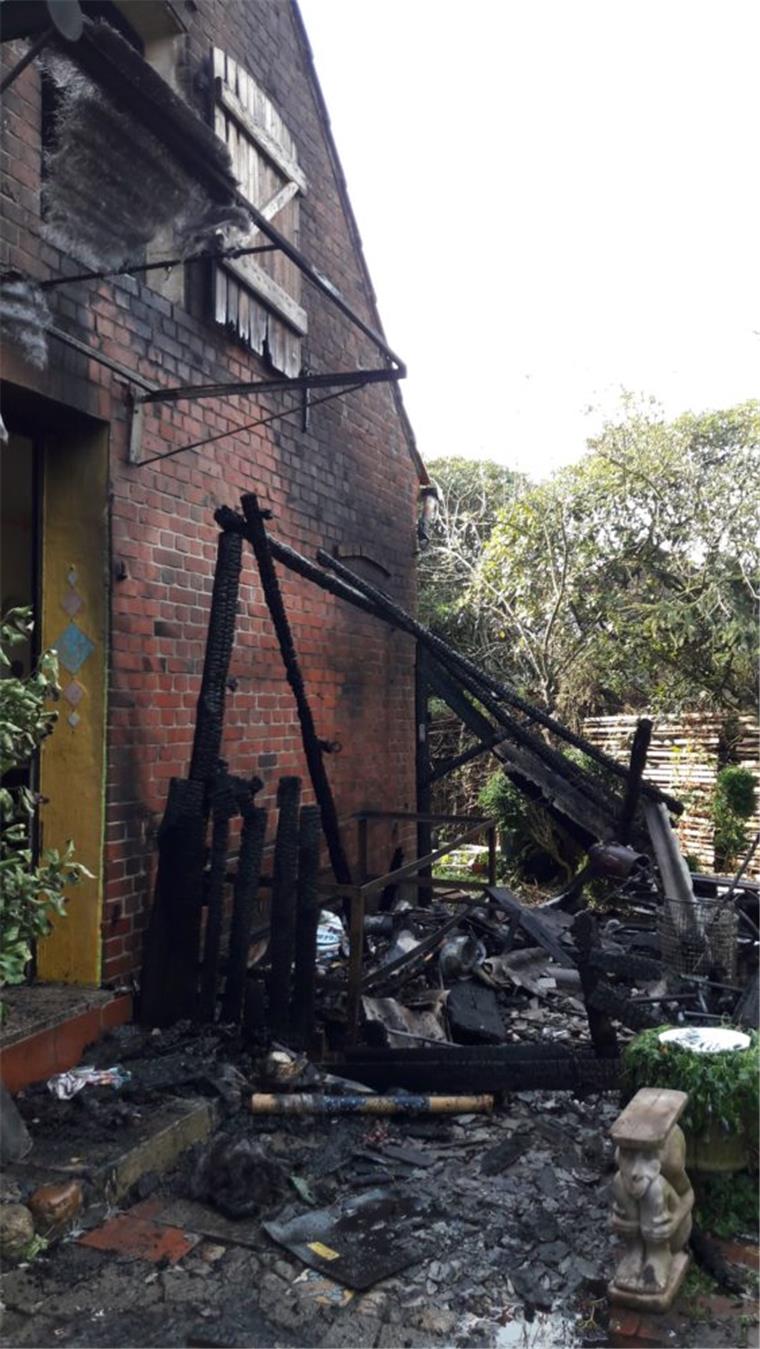 Fast wäre das Feuer auf das angrenzende haus übergegriffen.