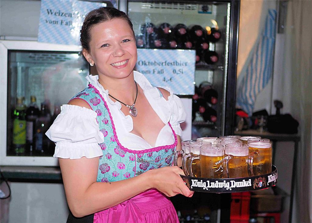 Fast wie beim Oktoberfest, die Mitarbeiterinnen von Festwirt Semrau erscheinen i...