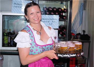 Fast wie beim Oktoberfest, die Mitarbeiterinnen von Festwirt Semrau erscheinen i...