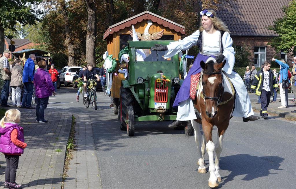 Fasziniert schauten auch die jüngsten Zuschauer auf das bunte Treiben im Festumz...