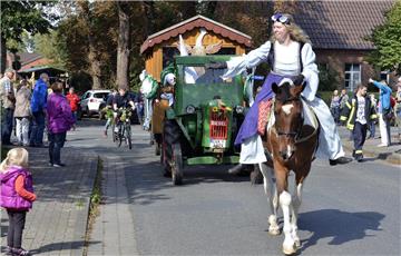 Fasziniert schauten auch die jüngsten Zuschauer auf das bunte Treiben im Festumz...