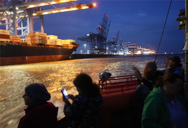Fasziniert waren die Teilnehmer der fairen Fährkreuzfahrt von dem hellerleuchteten Containerterminal in Bremerhaven. 