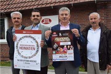Fatih Aslan (Zweiter von links) ist neuer Imam der Türkisch-Islamischen Gemeinde in Nordenham. Gemeinsam mit dem Vorstandsvorsitzenden Tansel Oral (von links), dem Sprecher der Gemeinde Mehmet Karabacak und Mitglied Hamit Kilic freut er sich auf den Tag der offenen Moschee und das deutsch-türkische Theater in der Friedeburg. Beides findet am 3. Oktober statt.  