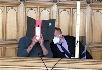 Der Angeklagte Fatmir B. mit seinem Verteidiger. 