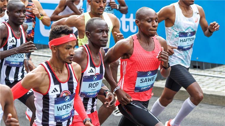 Sawe gewinnt Berlin-Marathon - Wetter verhindert Rekord Favorit Sabastian Sawe (M) setzte sich schon früh im Berlin-Marathon ab.