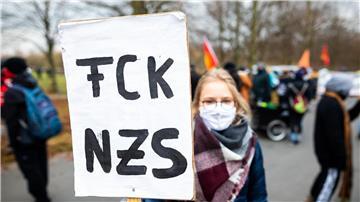 „Fck Nzs“ steht auf einem Plakat einer Demonstrantin geschrieben bei einer Demonstration vom „Bündnis gegen Rechts Braunschweig“.