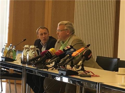 FDP-Landeschef Hauke Hilz (links) und der stellvertretende CDU-Landeschef Jens Eckhoff bei der Pressekonferenz der Parteichefs am Montag in Bremen.