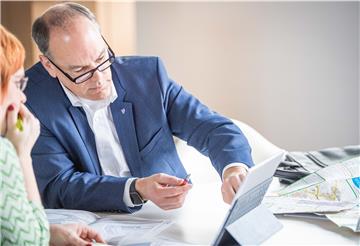 FDP-Sprecher Jens Grotelüschen stellt seine Ideen zur Neugestaltung der Columbusstraße vor.
