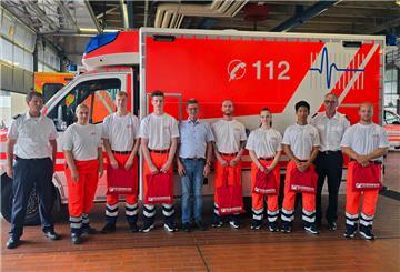 .Michael Reinicke, Leiter der Notfallsanitäterschule; Christina Brockmeyer, Lehrgangsleiterin; Lennart Stührenberg; Simon Frerichs; Stadtrat Peter Skusa, Dezernent der Feuerwehr Bremerhaven; Fynn Kühne; Marleen Meyer; Michel Jin; Jens Cordes, Leiter der Feuerwehr Bremerhaven; Til Sonnewald (v.l.n.r).Bildnachweis: Feuerwehr Bremerhaven