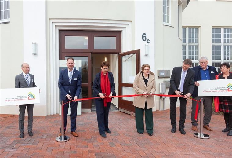 Feierliche Eröffnung für das Regionale Versorgungszentrum in Nordholz: Geschäftsführer Dr. Andreas Rühle (von links), Bürgermeister Marcus Itjen, die Ministerinnen Birgit Honé und Daniela Behrens, Landrat Kai-Uwe Bielefeld sowie die beiden Hauseigentümer Rita und Ronald Wilksen.
