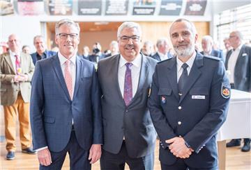 Feierliche Verabschiedung vom Direktor der Bremerhavener Ortspolizeibehörde (von links): Harry Götze, Oberbürgermeister Melf Grantz und der künftige Behördenleiter Volker Ortgies.
