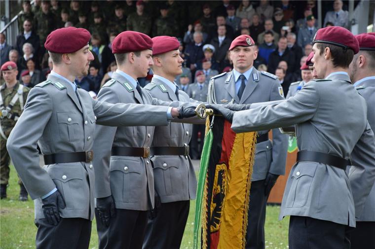 Feierliches Gelöbnis des Fallschirmjägerregimentes 31: Der Rat Elsdorf hat jetzt die Patenschaft für die vierte Kompanie übernommen.