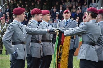 Feierliches Gelöbnis des Fallschirmjägerregimentes 31: Der Rat Elsdorf hat jetzt die Patenschaft für die vierte Kompanie übernommen.
