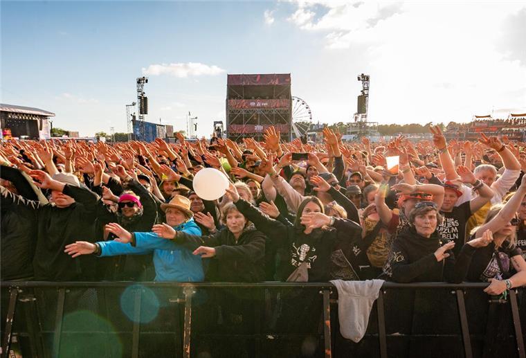 Musikfans aufgepasst! Deichbrand gibt weitere Bands bekannt Feiernde Musikfans beim Deichbrand.
