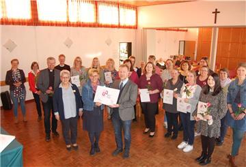 Feierstunde im Gemeindesaal der Christuskirche: Kita-Leiterin Marion Stelling freute sich zusammen mit allen Mitarbeitenden und Kirchenvertretern über das Qualitätssiegel, das Pfarrer Dr. Urs Muther überreichte.