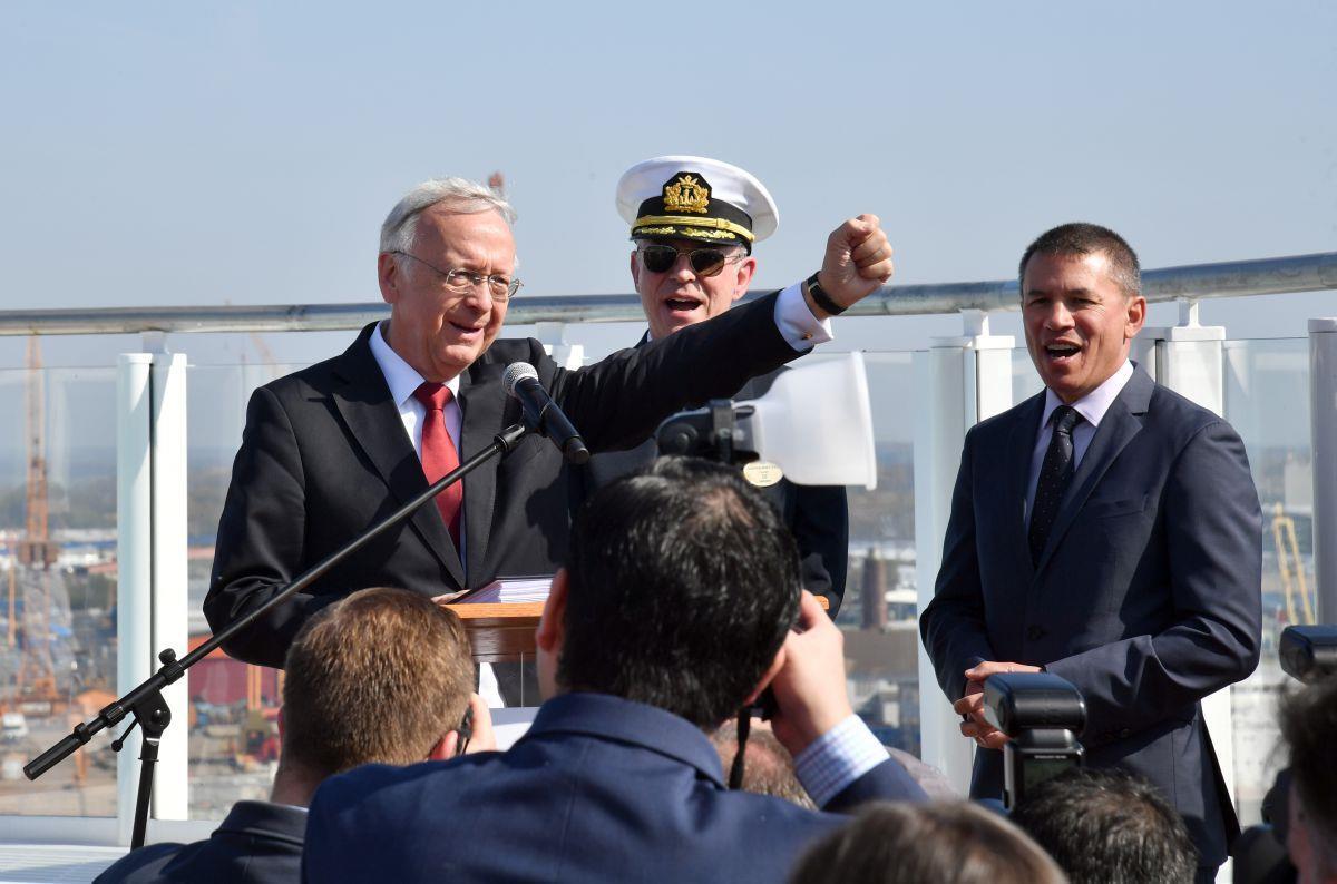 Feierten die Schiffsübergabe mit einem "Hipp-Hipp-Hurrah": Meyer-Werft Chef Bernard Meyer, Kapitän Staffan Bengtsson und NCL-Präsident Andy Stuart (von links).