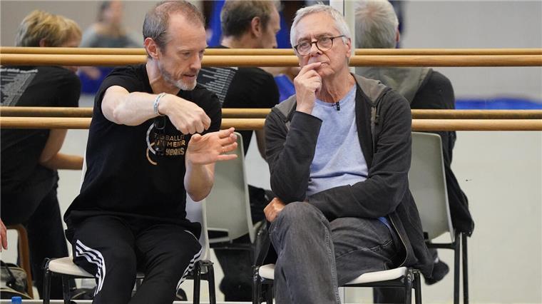 Feilen an jedem Detail: John Neumeier (r), Intendant des Hamburg Balletts, und Lloyd Riggins (l), stellvertretender Ballettdirektor, verfolgen die Probe zu „Odyssee“ im Ballettsaal im Ballettzentrum Hamburg. Zum 85. Geburtstag von Intendant Neumeier zeigt das Hamburg Ballett am 24. Februar eine Wiederaufnahme des Stücks nach dem Epos des griechischen Dichters Homer.