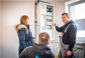 Feinarbeiten im Endspurt. Die Elektroinstallation für die dezentralen Lüftungsanlagen. Alina Loskan und Elektro-Experte André Weiß erklären Bauherr Marvin Holst (Mitte) den Sicherungskasten im Haus.