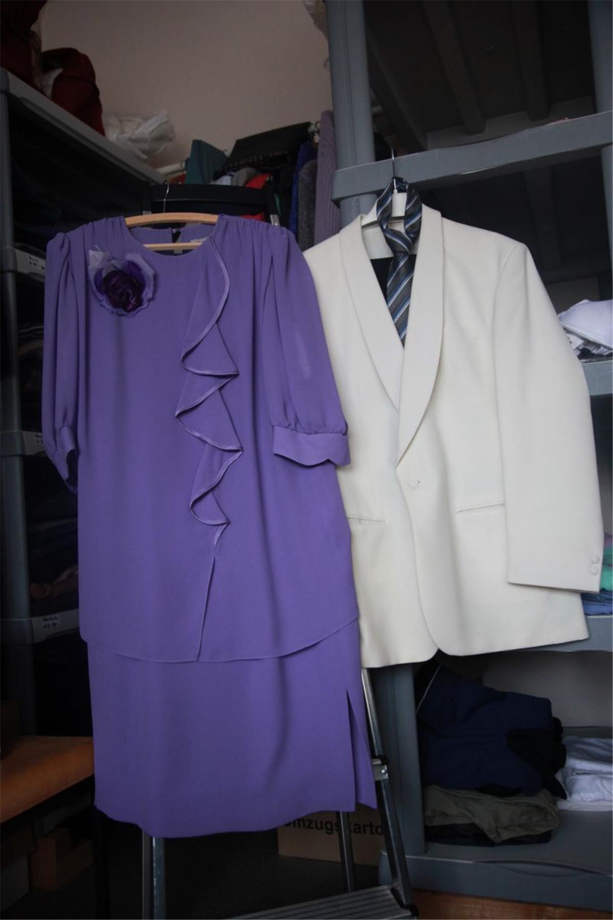 Feiner Zwirn: In der DRK Kleiderkammer Nordholz hängt unter anderem ein Dinner-Jacket, das selbst  James Bond alle Ehre machen würde.