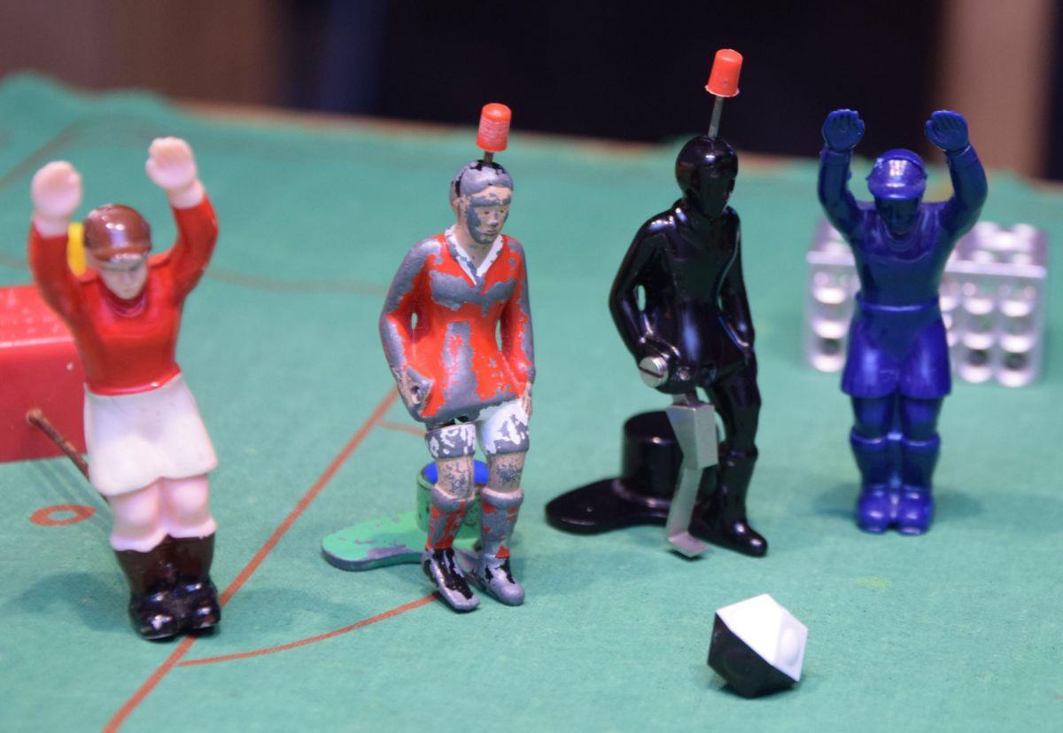 Feldspieler mit Knopf auf dem Kopf, Torhüter auf der Hut und ein sechseckiger Ball: Tipp-Kick-Figuren von früher (links) und heute.